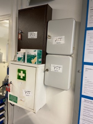 1 Erste-Hilfe-Schrank mit 3 Schlüsselkästen